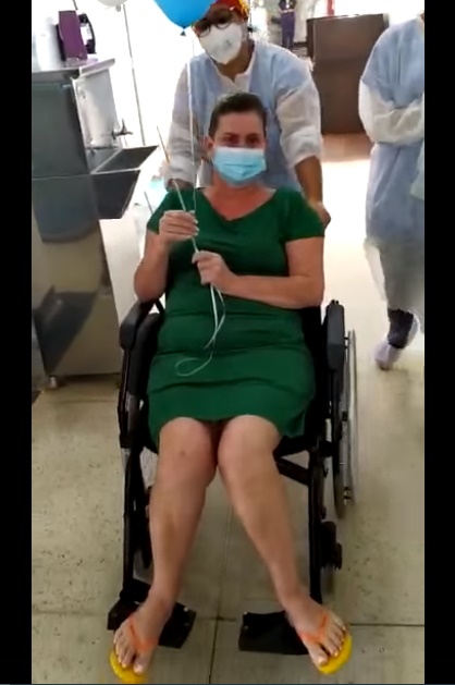 Paciente recebe alta após 30 dias de internação com covid-19