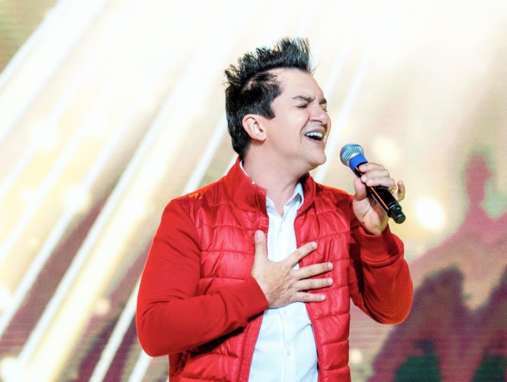 Cantor Regis Danese envia mensagem para a equipe de enfermagem da Santa Casa de Birigui