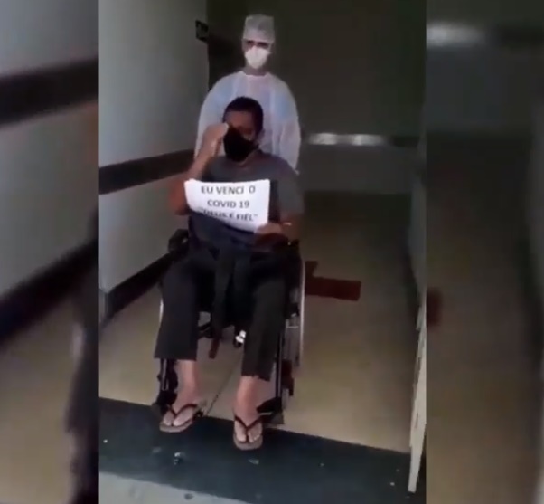 Paciente recebe alta após 15 dias de internação por Covid-19