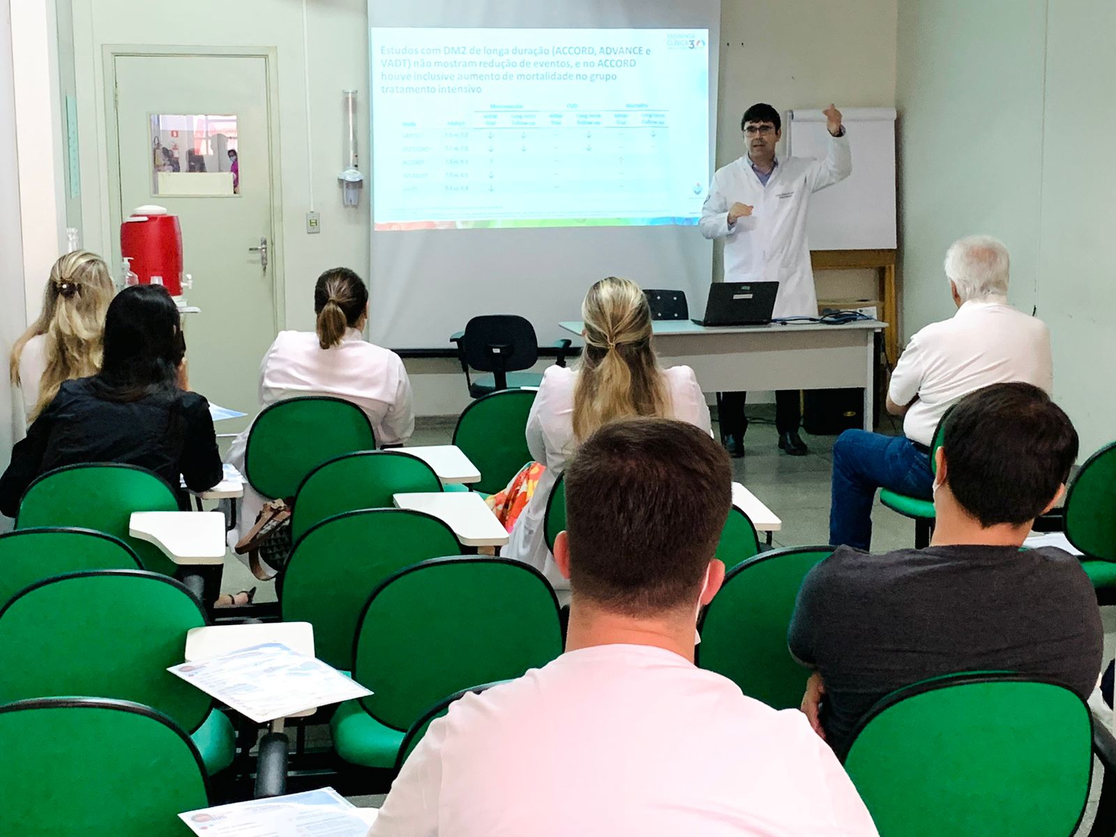 Médicos das UBSs participam de palestras para atualização de conhecimentos