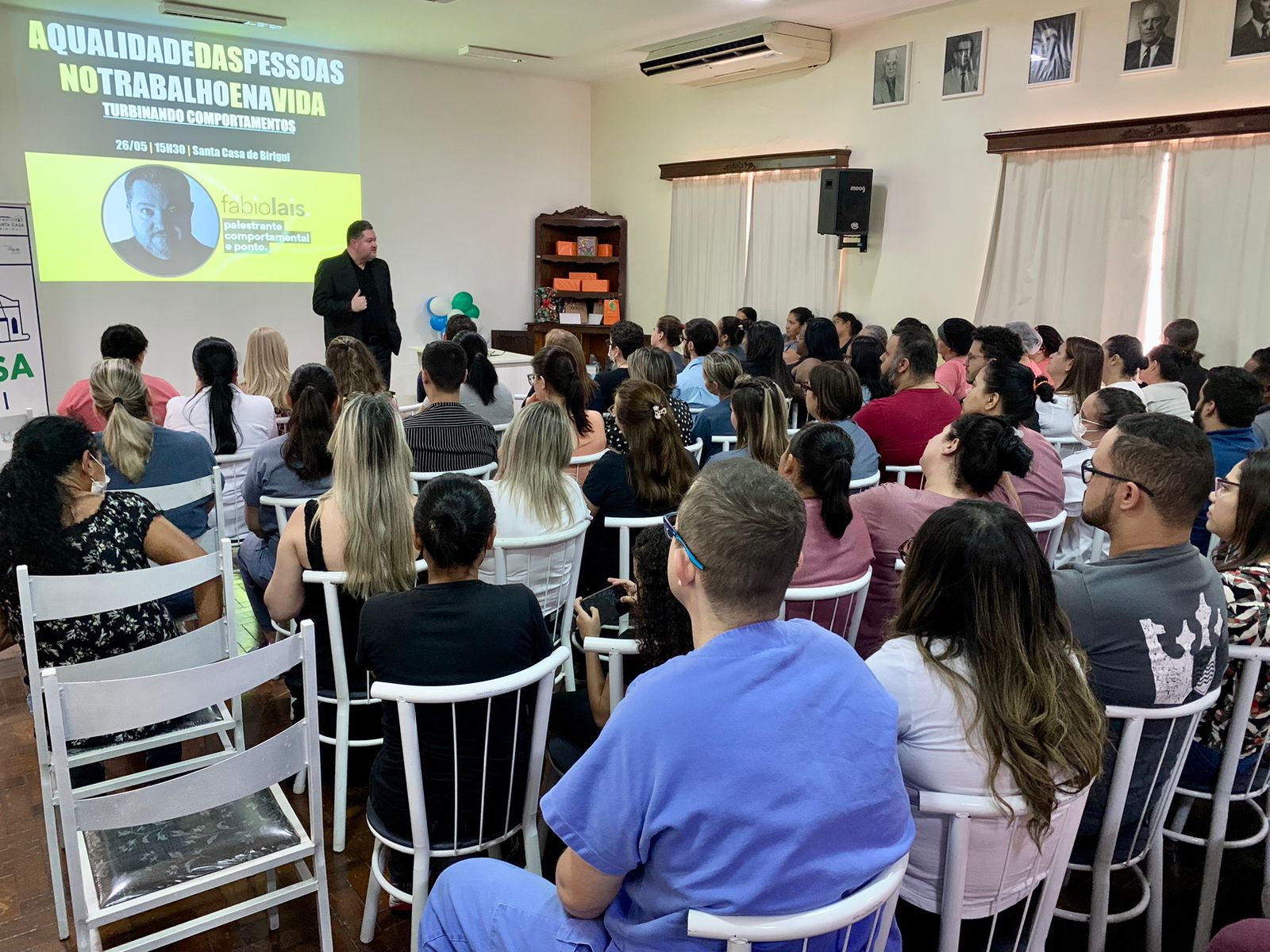 Colaboradores da Santa Casa participam de palestra comportamental com Fábio Lais