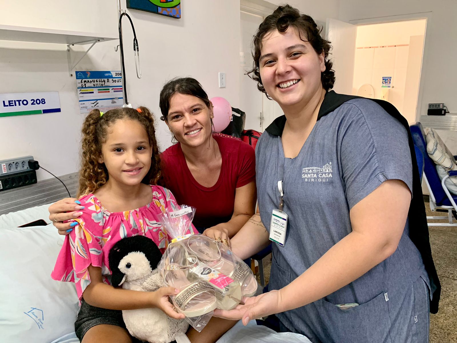Garotada internada na Pediatria da Santa Casa de Birigui recebe presente pelo Dia das Crianças