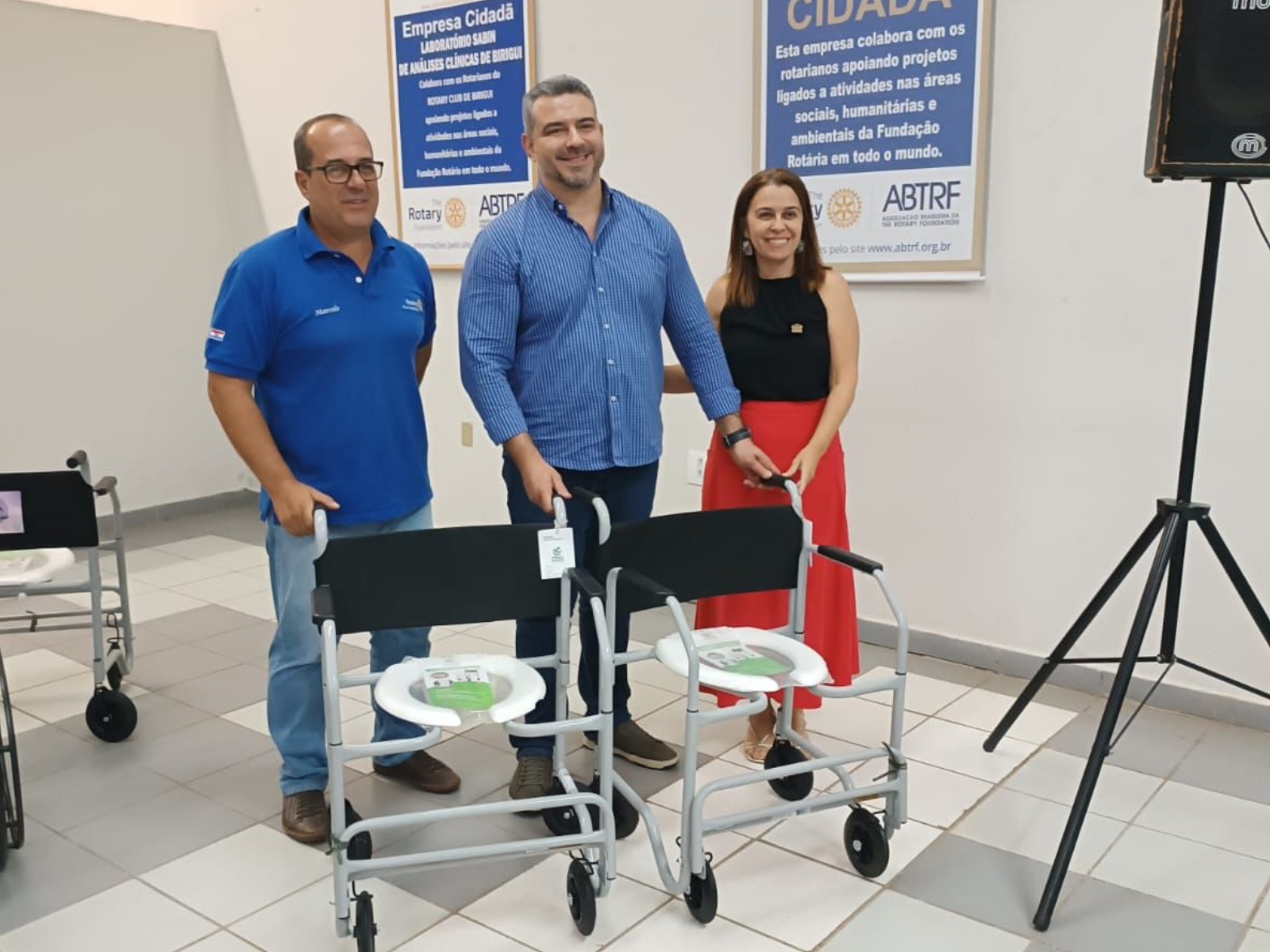 Santa Casa recebe doação de duas cadeiras de banho do Rotary Club e Casa da Amizade