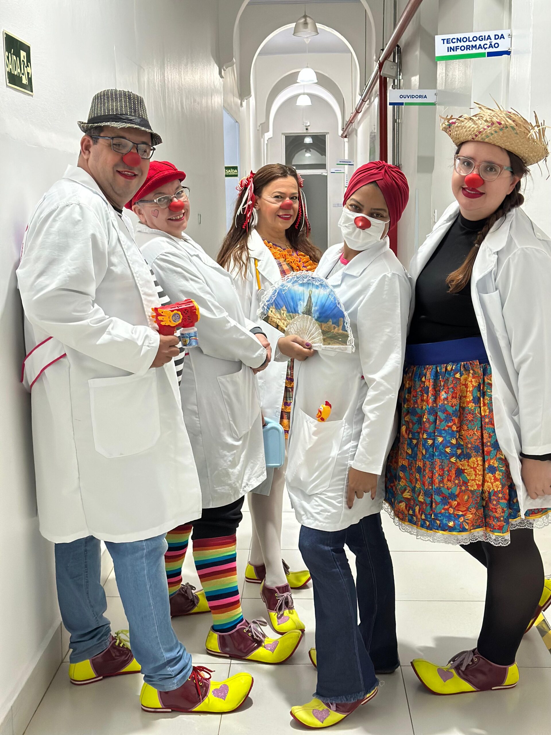 Palhaços voluntários levam diversão e acolhimento à Santa Casa de Birigui