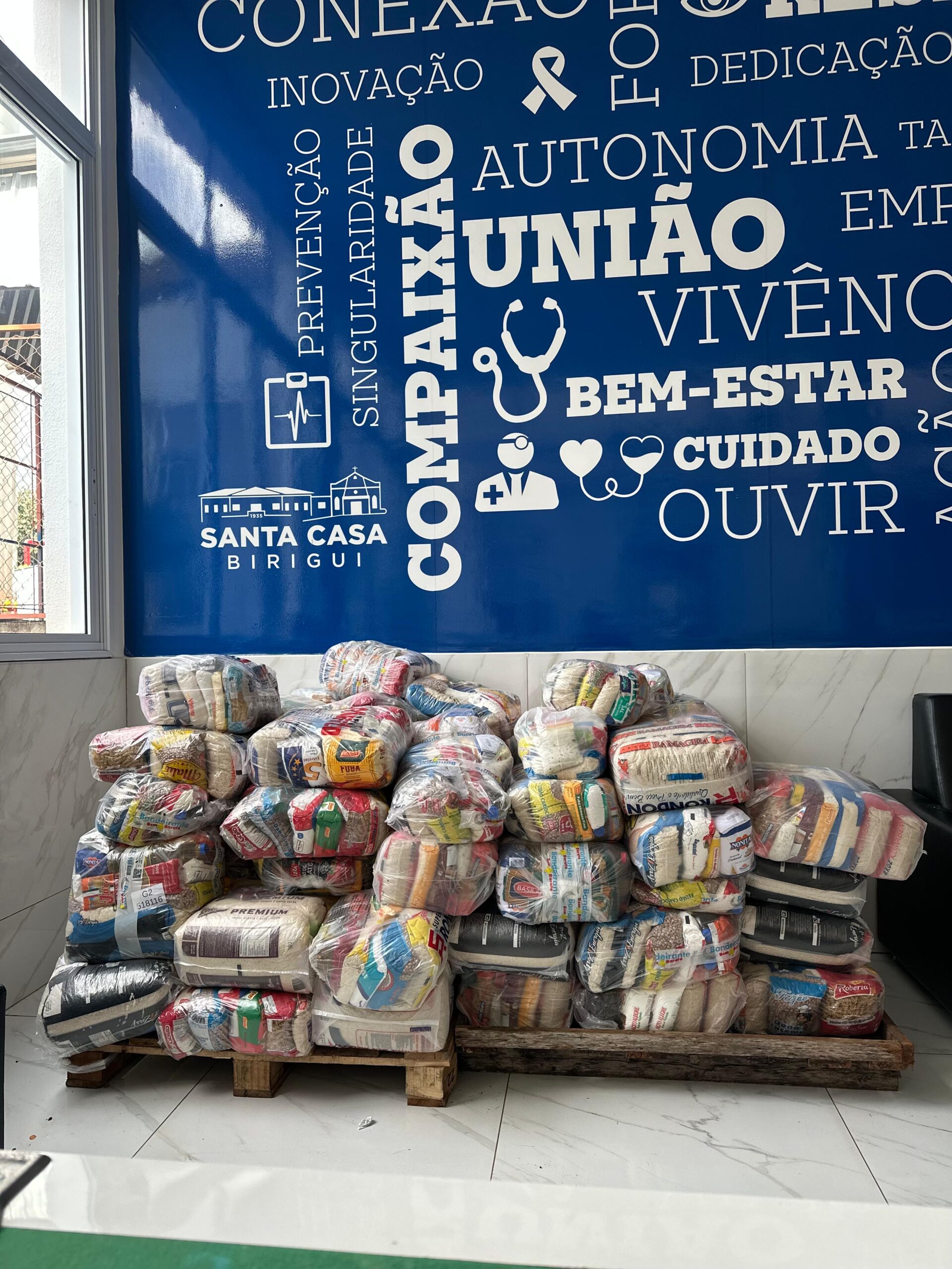 Santa Casa de Birigui recebe doação anônima com 358 litros de leite, 43 pacotes de fraldas e mantimentos